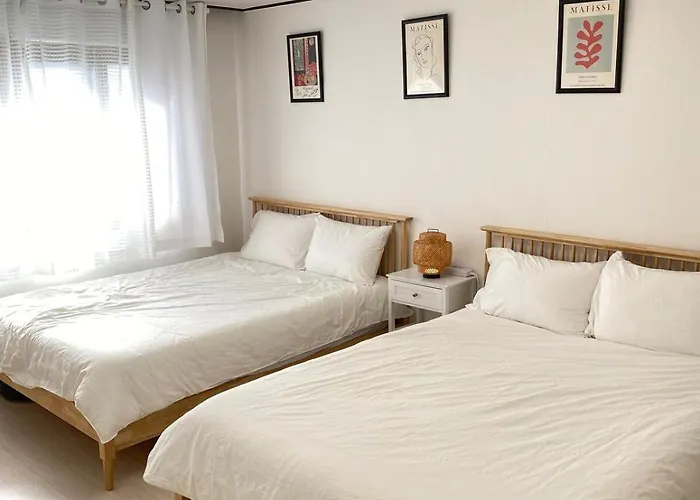 Apartment 지하철7분,9인가족숙소,동대문 명동 경복궁 10분, 성수,홍대입구 25분,장기짐보관, 성북천 벚꽂축제, 3룸 5배드, 시내중심, 로컬맛집풍부 *