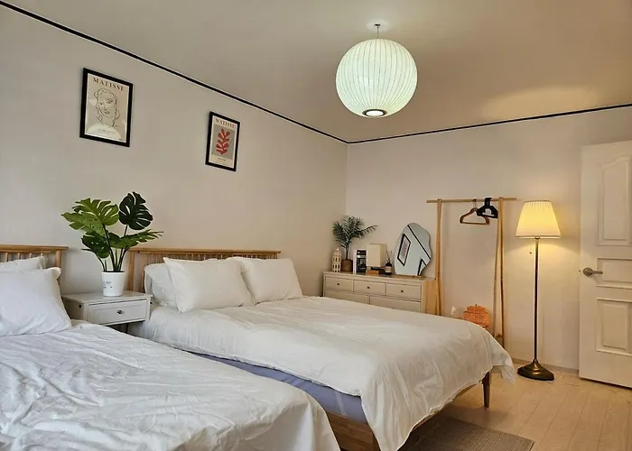 Apartment 지하철7분,9인가족숙소,동대문 명동 경복궁 10분, 성수,홍대입구 25분,장기짐보관, 성북천 벚꽂축제, 3룸 5배드, 시내중심, 로컬맛집풍부 Seoul