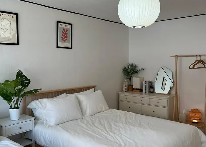 Apartment 지하철7분,9인가족숙소,동대문 명동 경복궁 10분, 성수,홍대입구 25분,장기짐보관, 성북천 벚꽂축제, 3룸 5배드, 시내중심, 로컬맛집풍부