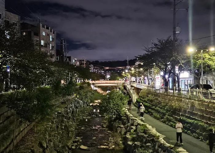 지하철7분,9인가족숙소,동대문 명동 경복궁 10분, 성수,홍대입구 25분,장기짐보관, 성북천 벚꽂축제, 3룸 5배드, 시내중심, 로컬맛집풍부 Apartment