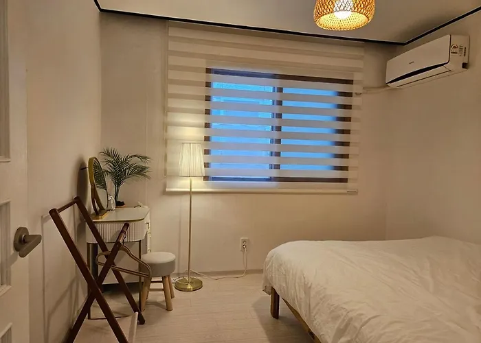 Apartment 지하철7분,9인가족숙소,동대문 명동 경복궁 10분, 성수,홍대입구 25분,장기짐보관, 성북천 벚꽂축제, 3룸 5배드, 시내중심, 로컬맛집풍부