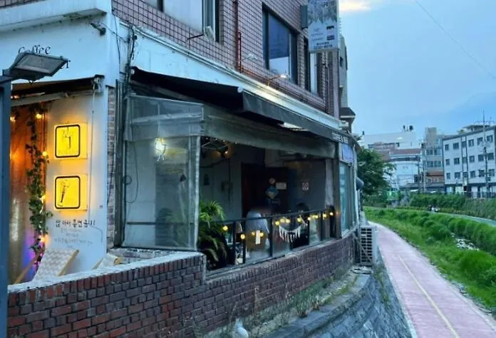 지하철7분,9인가족숙소,동대문 명동 경복궁 10분, 성수,홍대입구 25분,장기짐보관, 성북천 벚꽂축제, 3룸 5배드, 시내중심, 로컬맛집풍부 Seoul