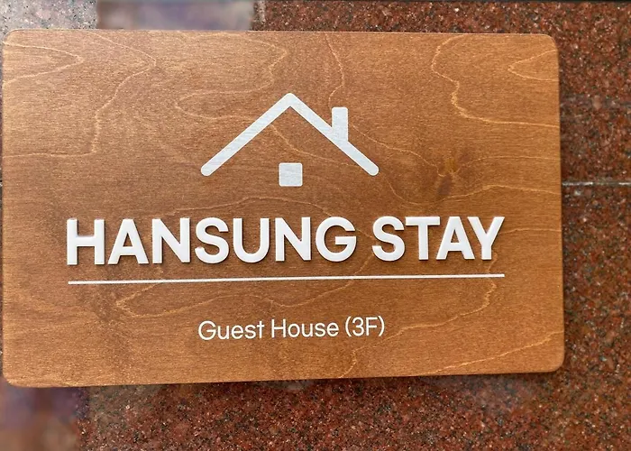 지하철7분,9인가족숙소,동대문 명동 경복궁 10분, 성수,홍대입구 25분,장기짐보관, 성북천 벚꽂축제, 3룸 5배드, 시내중심, 로컬맛집풍부 Apartment
