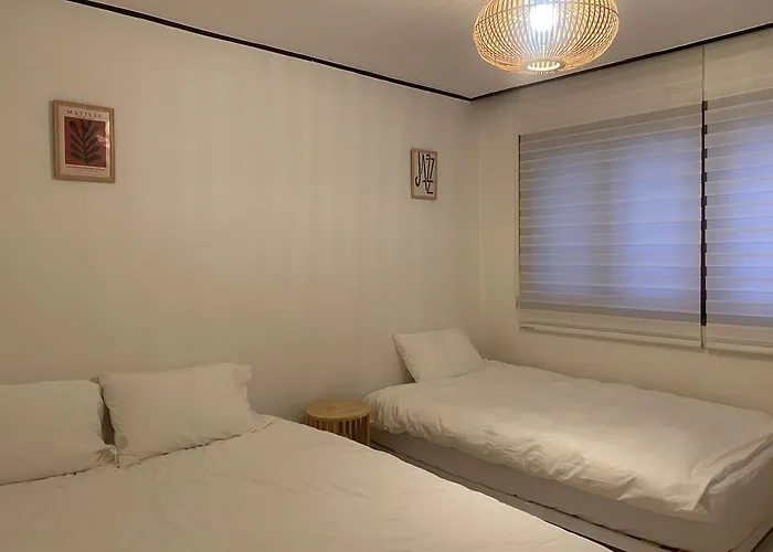Apartment 지하철7분,9인가족숙소,동대문 명동 경복궁 10분, 성수,홍대입구 25분,장기짐보관, 성북천 벚꽂축제, 3룸 5배드, 시내중심, 로컬맛집풍부