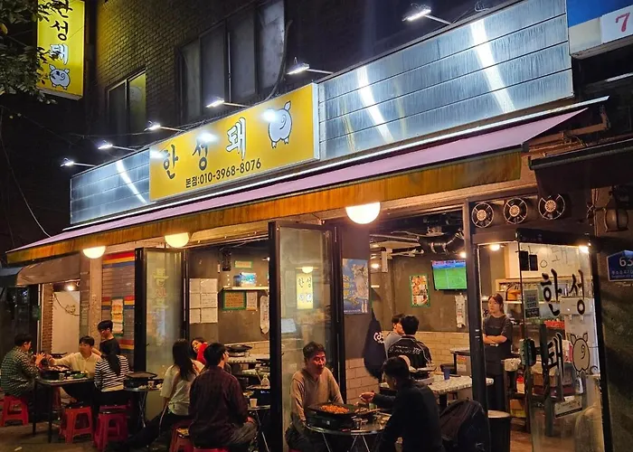 Apartment 지하철7분,9인가족숙소,동대문 명동 경복궁 10분, 성수,홍대입구 25분,장기짐보관, 성북천 벚꽂축제, 3룸 5배드, 시내중심, 로컬맛집풍부 *