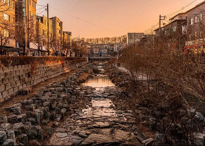Apartment 지하철7분,9인가족숙소,동대문 명동 경복궁 10분, 성수,홍대입구 25분,장기짐보관, 성북천 벚꽂축제, 3룸 5배드, 시내중심, 로컬맛집풍부 *