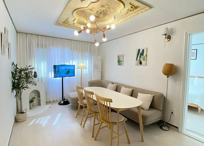 지하철7분,9인가족숙소,동대문 명동 경복궁 10분, 성수,홍대입구 25분,장기짐보관, 성북천 벚꽂축제, 3룸 5배드, 시내중심, 로컬맛집풍부 * Seoul