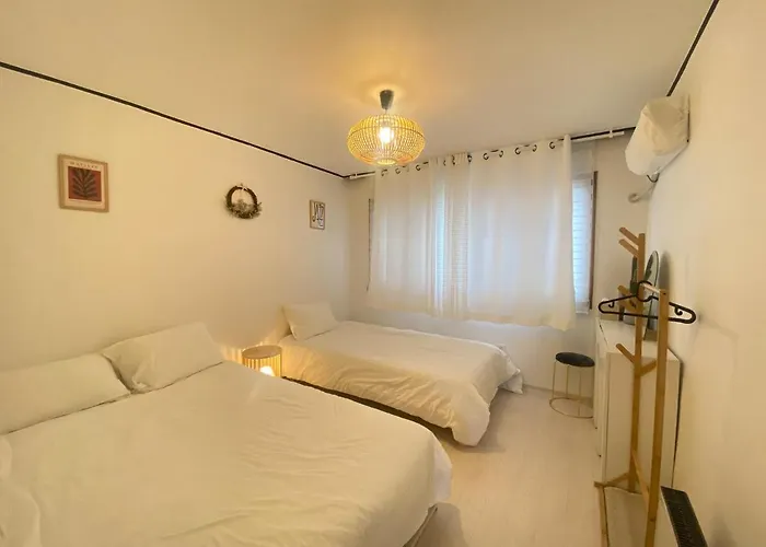 지하철7분,9인가족숙소,동대문 명동 경복궁 10분, 성수,홍대입구 25분,장기짐보관, 성북천 벚꽂축제, 3룸 5배드, 시내중심, 로컬맛집풍부 Apartment