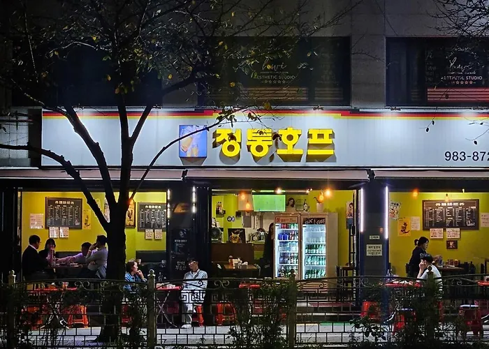 지하철7분,9인가족숙소,동대문 명동 경복궁 10분, 성수,홍대입구 25분,장기짐보관, 성북천 벚꽂축제, 3룸 5배드, 시내중심, 로컬맛집풍부 *