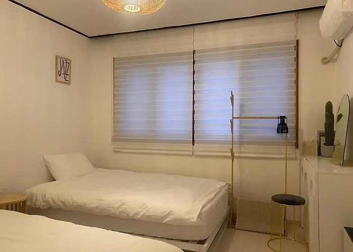 Apartment 지하철7분,9인가족숙소,동대문 명동 경복궁 10분, 성수,홍대입구 25분,장기짐보관, 성북천 벚꽂축제, 3룸 5배드, 시내중심, 로컬맛집풍부 *