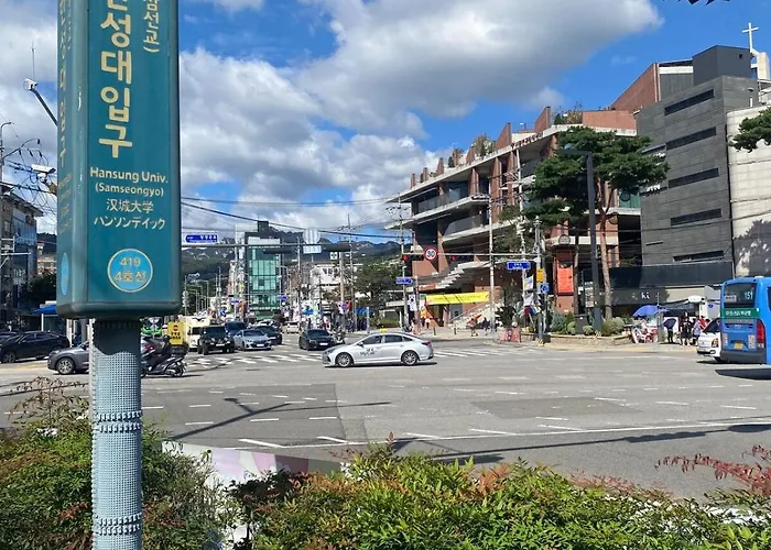 Apartment 지하철7분,9인가족숙소,동대문 명동 경복궁 10분, 성수,홍대입구 25분,장기짐보관, 성북천 벚꽂축제, 3룸 5배드, 시내중심, 로컬맛집풍부 *